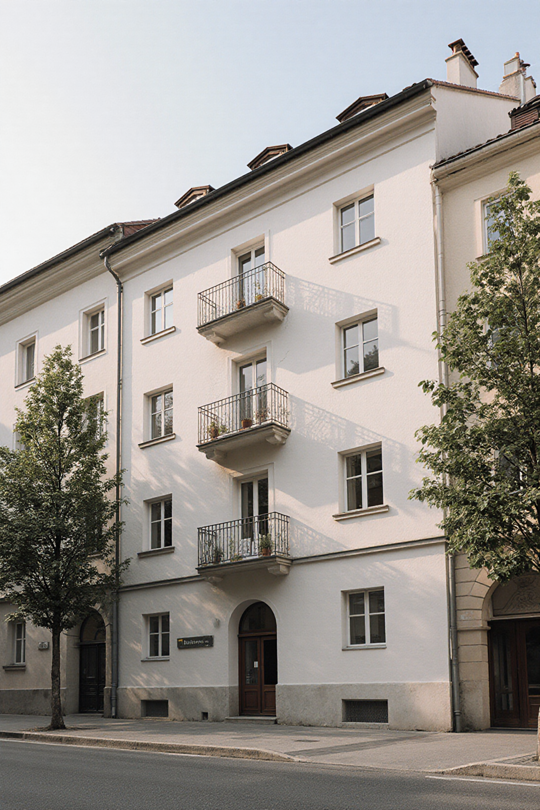 Mehrfamilienhaus mit Balkonen